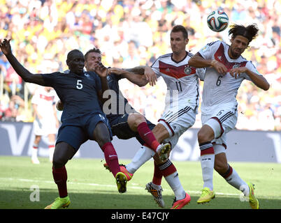 Rio De Janeiro, Brasile. 4 Luglio, 2014. In Francia la Mamadou Sakho (1L) il sistema VIES con la Germania Khedira Sami (1R) e Miroslav KLOSE (seconda R) durante un quarto di finale match tra Francia e Germania di 2014 FIFA World Cup al Estadio do Maracana Stadium di Rio de Janeiro, in Brasile, dal 4 luglio 2014. Credito: Wang Yuguo/Xinhua/Alamy Live News Foto Stock