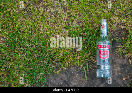 Smirnoff Ice bottiglia littering un prato Foto Stock