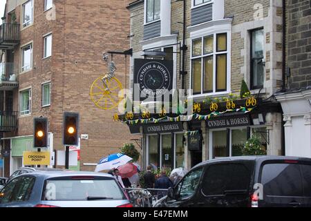 Harrogate, North Yorkshire, Regno Unito 4 Luglio 2014 Un pub vicino alla linea di finitura in Harrogate è decorato per promuovere il Tour de France, che inizia a Leeds il 5 luglio e termina a Harrogate. La seconda fase il 6 luglio inizia a York e passa attraverso le Yorkshire Dales prima della sua fine a Sheffield. La terza fase è da Cambridge a Londra il 7 luglio, dopo di che Le Tour si sposta in Francia. Le Tour Harrogate, North Yorkshire, Regno Unito Foto Stock