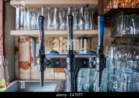 La birra pompe per Becks e Guinness in un bar Foto Stock