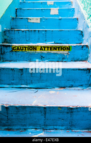 Passaggi di colore blu con nastro dicendo 'Attenzione Attenzione' Foto Stock