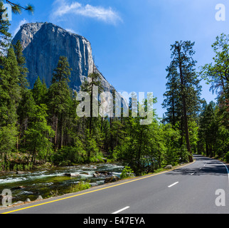 Merced River e El Capitan di Southside Drive nella Yosemite Valley, del Parco Nazionale Yosemite, nel nord della California, Stati Uniti d'America Foto Stock