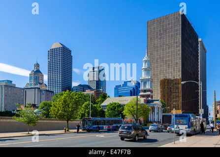 Visualizza in basso sulla strada principale da fuori il Wadsworth Ateneo nel centro di Hartford, Connecticut, Stati Uniti d'America Foto Stock