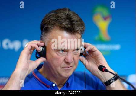 Salvador. 4 Luglio, 2014. Paesi Bassi" pullman Louis van Gaal partecipa a una conferenza stampa in Salvador, Brasile, il 4 luglio 2014, in anticipo di un quarto di finale match tra Paesi Bassi e Costa Rica di 2014 FIFA World Cup. Credito: Cao può/Xinhua/Alamy Live News Foto Stock