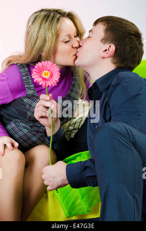 Ritratto di felice giovane donna incinta e suo marito indoor Foto Stock