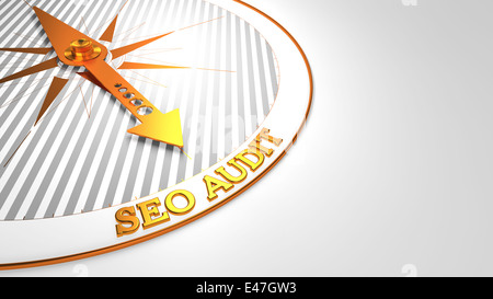 Seo Audit su bianco Golden Compass. Foto Stock