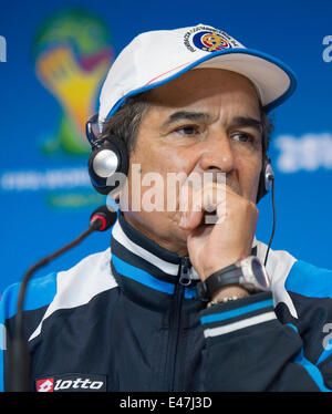 Salvador, Brasile. 4 Luglio, 2014. Costa Rica allenatore Jorge Luis Pinto partecipa a una conferenza stampa in Salvador, Brasile, il 4 luglio 2014, un giorno in anticipo di un quarto di finale match tra Paesi Bassi e Costa Rica di 2014 FIFA World Cup. Credito: Yang Lei/Xinhua/Alamy Live News Foto Stock