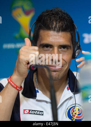 Salvador, Brasile. 4 Luglio, 2014. Il Costa Rica è Johnny Acosta fa un gesto in occasione di una conferenza stampa a Salvador, Brasile, il 4 luglio 2014, un giorno in anticipo di un quarto di finale match tra Paesi Bassi e Costa Rica di 2014 FIFA World Cup. Credito: Yang Lei/Xinhua/Alamy Live News Foto Stock