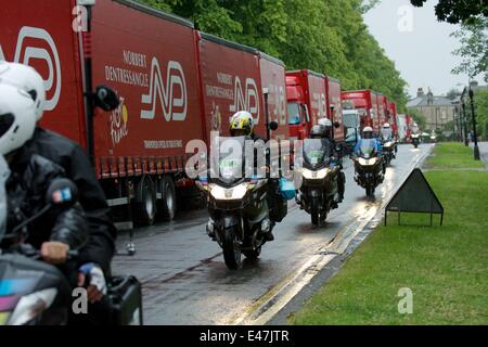 Harrogate, North Yorkshire, Regno Unito 4 luglio 2014 Francia Sport TV giornalisti arrivano in moto in Harrogate. La prima fase inizia il 5 luglio a York e finiture in Harrogate. La seconda fase il 6 luglio inizia a York e passa attraverso le Yorkshire Dales prima della sua fine a Sheffield. La terza fase è da Cambridge a Londra il 7 luglio, dopo di che Le Tour si sposta in Francia. Le Tour Harrogate, North Yorkshire, Regno Unito Foto Stock