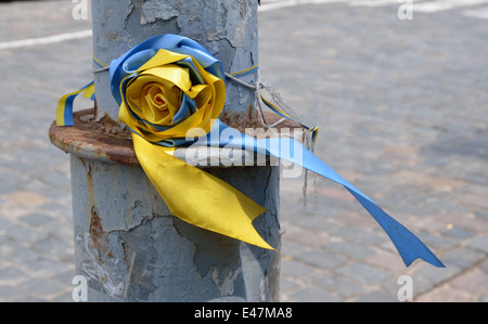 Nastri ucraino sul post sbucciato Foto Stock