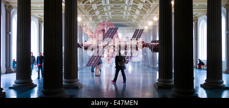 Installazione contemporanea mostra 'le cose a venire" da Aleksandra Domanovic nella Galleria di Arte Moderna, Goma, Glasgow, Scotland, Regno Unito Foto Stock