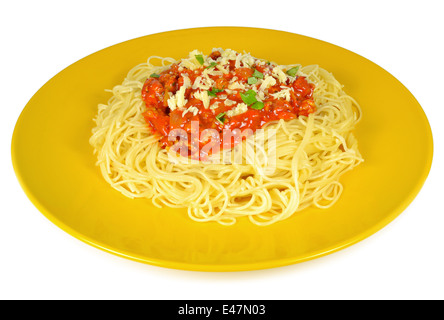 Spaghetti alla bolognese servita in un grande piatto giallo isolato su sfondo bianco Foto Stock