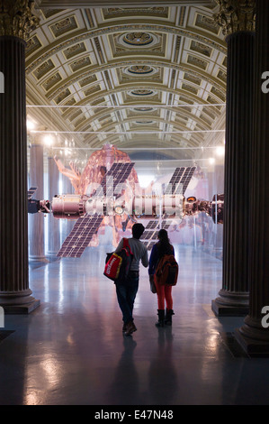 Installazione contemporanea mostra 'le cose a venire" da Aleksandra Domanovic nella Galleria di Arte Moderna, Goma, Glasgow, Scotland, Regno Unito Foto Stock