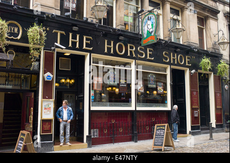 I clienti a Horse Show public house, un pub tradizionale, in Drury Street off Buchanan Street a Glasgow, Scotland, Regno Unito Foto Stock