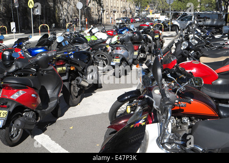 Motociclisti riempire tutti disponibili spazi bici su strada hickson nel Sydney;s centro,l'australia Foto Stock