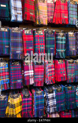 Tradizionale Scozzese tartan clan sciarpe display per la vendita in James Pringle tessitori Shop in St Vincent Street a Glasgow Scozia Scotland Foto Stock