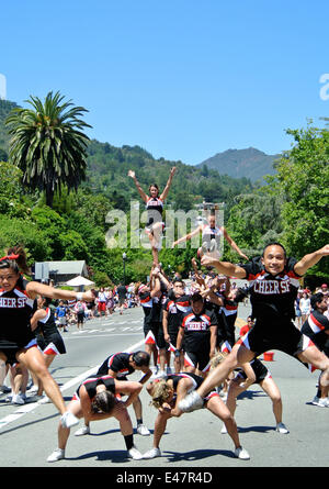 Corte Madera, California, USA. 04 Luglio, 2014. Corte Madera in California. Membri della aduilt Cheers cheerleading club di San Francisco eseguire nell'indipendenza annuale parata del giorno a Corte Madera in California. Il gruppo raccoglie donazioni e dona tutto il denaro per il Aids foundation charityj. Credito: Bob Kreisel/Alamy Live News Foto Stock