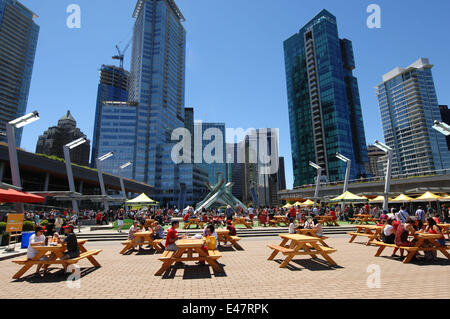 Vancouver, Canada. 4 Luglio, 2014. Le persone godono di giornata di sole a Jack Poole plaza a Vancouver in Canada, 4 luglio 2014. Vancouver è ufficialmente il Canada superiore della destinazione di viaggio, secondo la prestigiosa rivista di viaggi leisure viaggi annuali di migliori del mondo Premi readers sondaggio. Lettori valutata città su cinque caratteristiche: attrazioni/punti di riferimento, cultura/arti, ristoranti/food, di persone e di valore. © Sergei Bachlakov/Xinhua/Alamy Live News Foto Stock