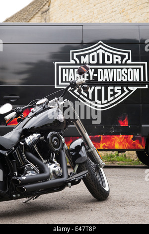 Harley Davidson Moto nella parte anteriore del furgone con Harley Davidson logo Foto Stock