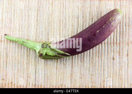 Le melanzane viola sul modello di bambù sfondo. Foto Stock