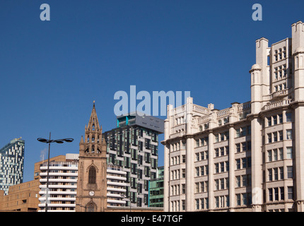 Lo skyline di Liverpool shot, che mostra i vari stili di architettura in un'area molto piccola contro un cielo blu. Foto Stock