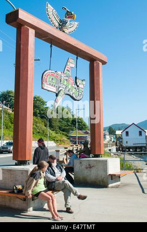 Dipinto prima nazione haida native orca Killer Whale il pannello di benvenuto arch sign Alert Bay, British Columbia, Canada. Foto Stock