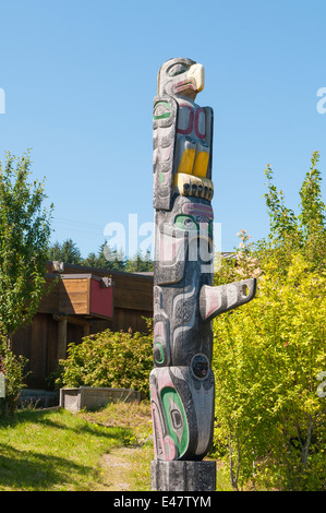 Prima nazione haida nativo storia totem pole a u'mista centro culturale centro, Alert Bay, British Columbia, Canada. Foto Stock