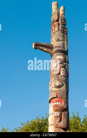 Il capo della prima nazione unite totem pole in parco assistenza di Prince Rupert, British Columbia, Canada. Foto Stock