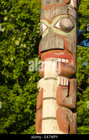 Il capo della prima nazione unite totem pole in parco assistenza di Prince Rupert, British Columbia, Canada. Foto Stock