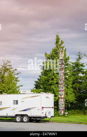 Rimorchio di viaggio vicino al Chief's totem pole in parco assistenza di Prince Rupert, British Columbia, Canada. Foto Stock