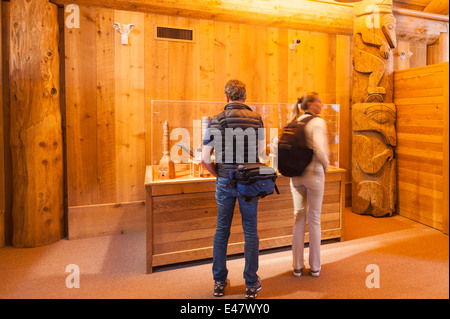 Giovane esplorare prima nazione indiana haida popolo costiero presenta museo della British Columbia settentrionale, Prince Rupert, Canada. Foto Stock