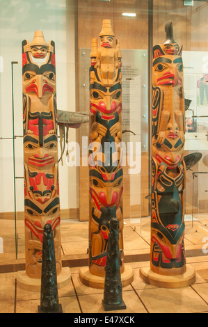 Totem scolpito toem storia poli Haida Heritage Centre Kaay Llnagaay, Haida Gwaii Queen Charlotte Isole Città della Columbia Britannica Foto Stock