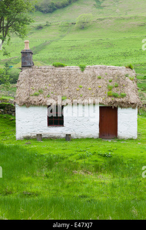 Vecchia fattoria cottage con il tetto di paglia a Auchindrain croft insediamento e museo del folklore a forno, Inveraray nelle Highlands della Scozia Foto Stock