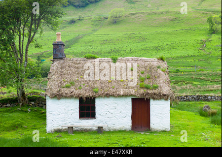 Vecchia fattoria cottage con il tetto di paglia a Auchindrain croft insediamento e museo del folklore a forno, Inveraray nelle Highlands della Scozia Foto Stock