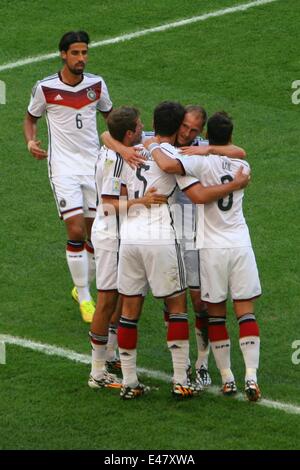 Rio de Janeiro, Brasile. 04 Luglio, 2014. 2014 FIFA World Cup Brasile. Mats Hummels (GER) circondato dai suoi colleghi che celebra il suo obiettivo per i quarti di finale match Francia 0-1 in Germania. Rio de Janeiro, Brasile, 4 luglio, 2014. Credito: Maria Adelaide Silva/Alamy Live News Foto Stock