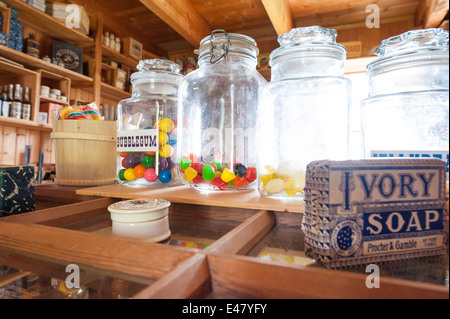 Vetro Antico dolci caramelle giare brocche bottiglie a Fort Saint St James National Historic Site trading post, British Columbia, Canada. Foto Stock