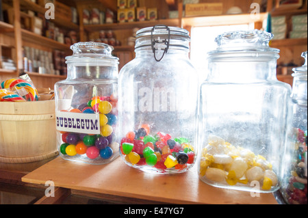 Vetro Antico dolci caramelle giare brocche bottiglie a Fort Saint St James National Historic Site trading post, British Columbia, Canada. Foto Stock