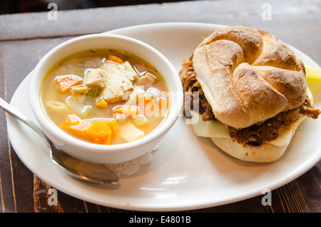 Tirate la carne di maiale sandwich e zuppa di verdure, Nancy o il ristorante Prince George, British Columbia, Canada. Foto Stock