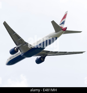 British Airways Boeing 777-236 ER) Aereo di linea G-VIIW uscire dall'Aeroporto Gatwick di Londra West Sussex England Regno Unito Regno Unito Foto Stock