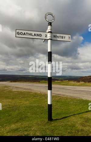 Regno Unito, dito post, Yorks North Riding, puntando a Goathland e Whitby. North Yorkshire, Inghilterra, Regno Unito Foto Stock