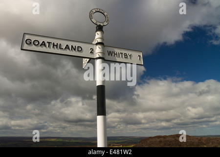 Regno Unito, dito post, Yorks North Riding, puntando a Goathland e Whitby. North Yorkshire, Inghilterra, Regno Unito Foto Stock