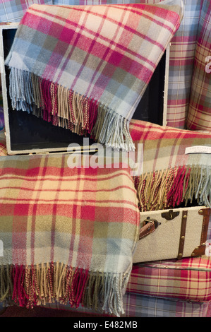 Highland tradizionale di tartan Auld Scozia, come lambswool getta e sciarpe a Lochcarron tessitori Shop nelle Highlands della Scozia Foto Stock