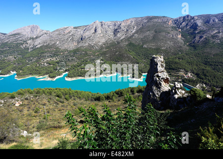 Vista sui monumenti medievali di Guadalest village, Sierrade Aitana montagne, Costa Blanca, Spagna, Europa Foto Stock