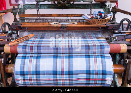 Highland tartan tessuto tradizionale sul telaio di tessitura a Lochcarron tessitori in Lochcarron nelle Highlands della Scozia Foto Stock