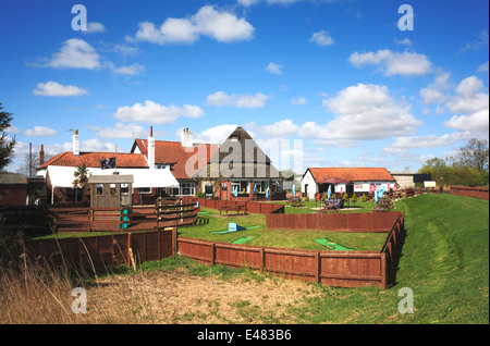 Una vista del Ponte Inn dal fiume Bure a Acle, Norfolk, Inghilterra, Regno Unito. Foto Stock