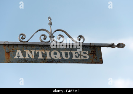 Un segno per un negozio di antiquariato nel Regno Unito Foto Stock