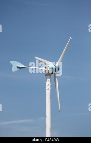 Le turbine eoliche in esecuzione sul cielo blu sullo sfondo. Foto Stock