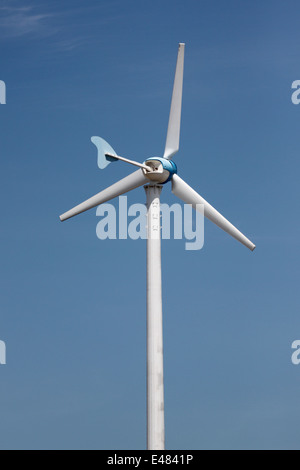 Le turbine eoliche in esecuzione sul cielo blu sullo sfondo. Foto Stock