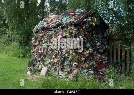 Sagrato capannone coperto con fiori artificiali, Dordon, Warwickshire, Inghilterra, Regno Unito Foto Stock