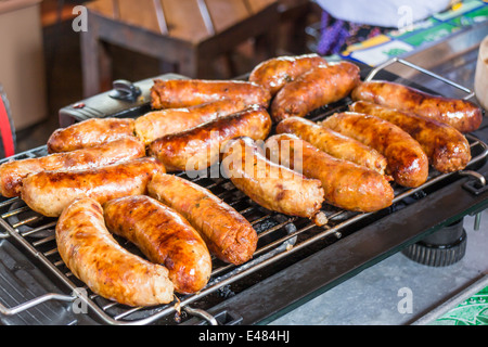 Grigliata di salsicce piccanti sul fornello, stock photo Foto Stock